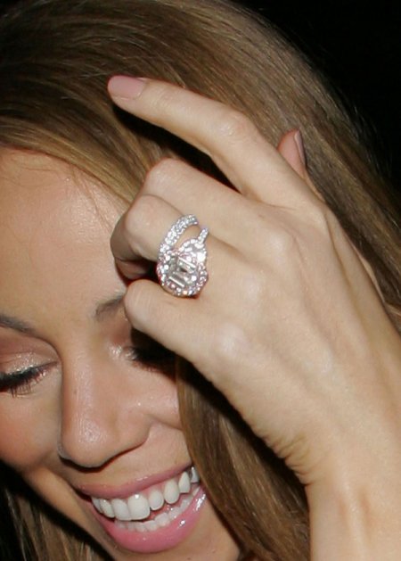 Cô ca sỹ khó tính khó nết Mariah Carey nằm trong cái nhẫn đính ước bên trên tay.