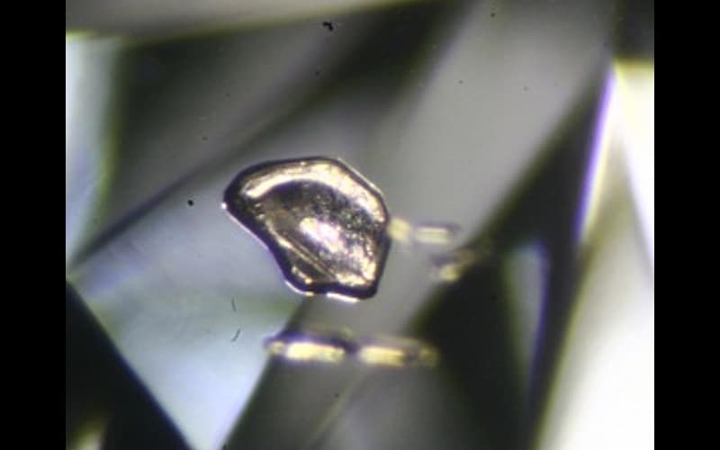 igi-lab-grown-diamond-inclusions-hpht-metallic-feature