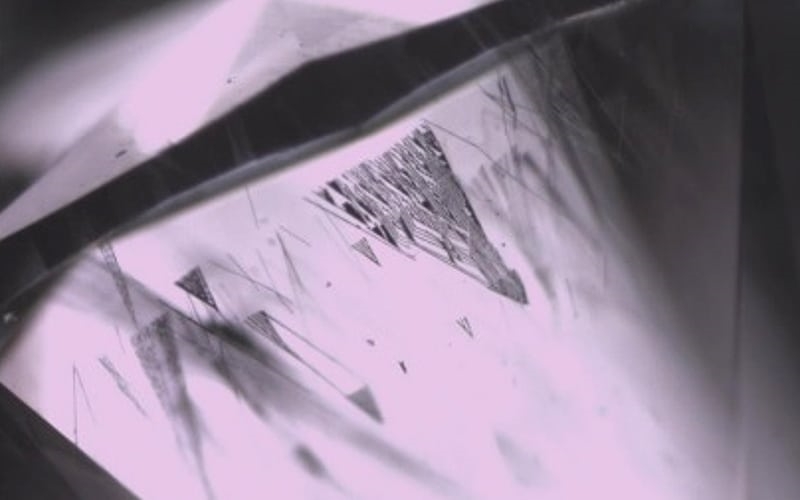 igi-lab-grown-diamond-inclusions-hpht-metallic-needle
