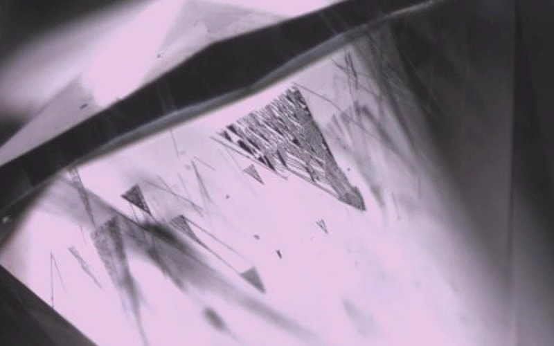 igi-lab-grown-diamond-inclusions-hpht-metallic-needle