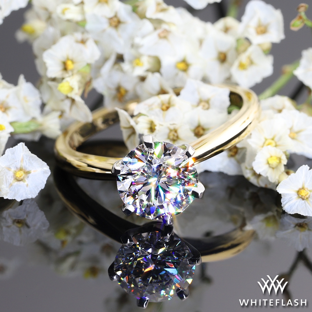 18k Yellow Gold Elegant Solitaire Engagement Ring with White Gold Head